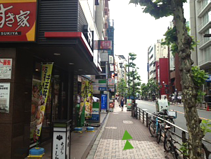 出口6のエスカレーターを昇ると、すぐ左に「すき屋」があります。
「すき屋」を左手に見ながら進んでください