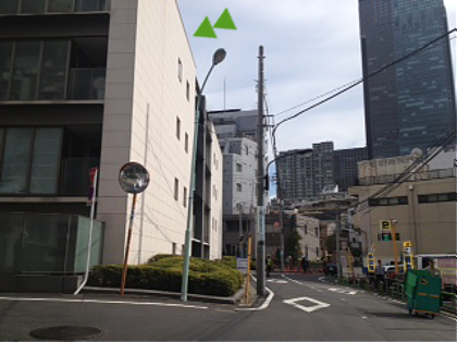 その建物に対して道路を挟んで建っているのが、弊所の入っているビル「Storia(ストーリア)」です